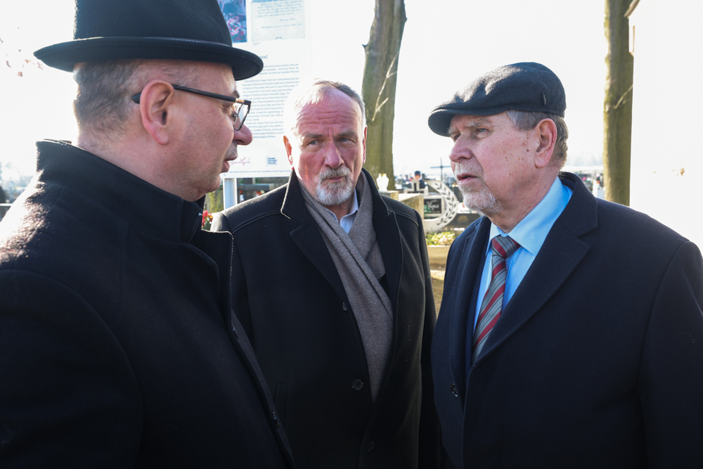 Obchody 151. rocznicy urodzin Wincentego Witosa. Pierwszy od prawej Marek Steindel, wnuk Witosa. Fot. Sławek Kasper (IPN)