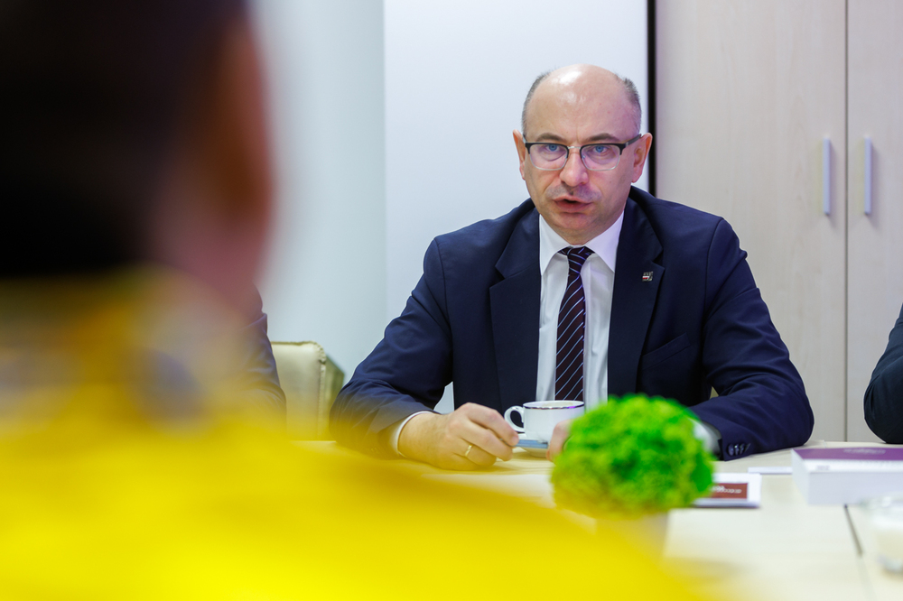 Dr Mateusz Szpytma, zastępca prezesa IPN, podczas spotkania z najwyższym duchownym buddyzmu tybetańskiego w Mongolii – Warszawa, 21 stycznia 2025. Fot. Sławek Kasper (IPN)