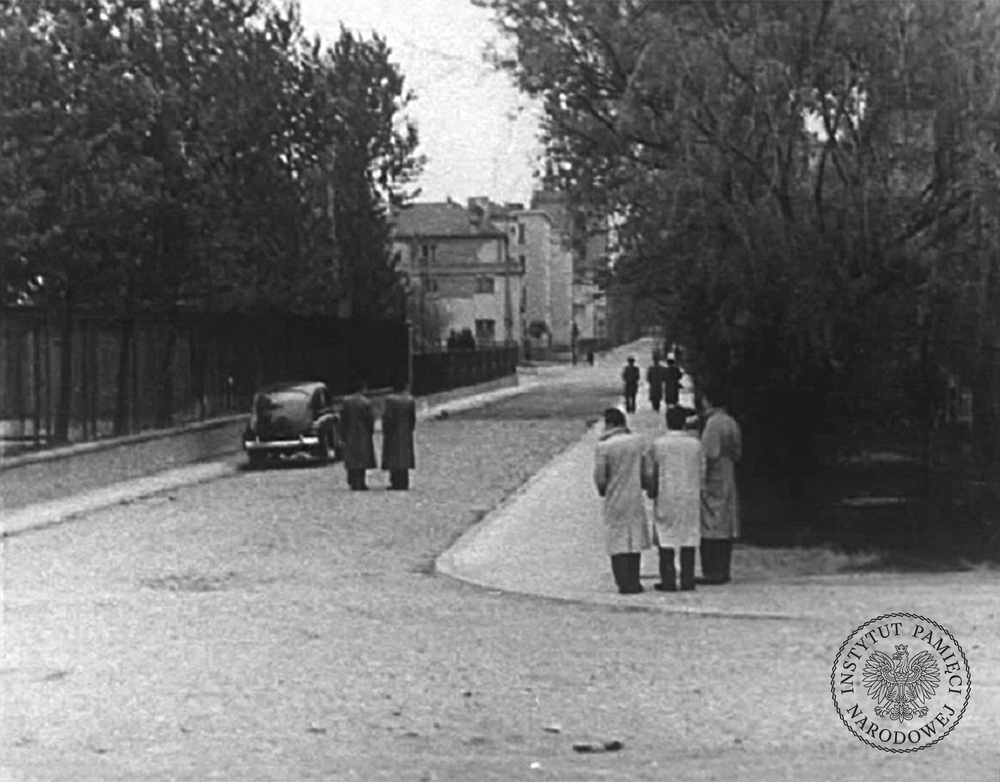 Miejsce uprowadzenia Bohdana Piaseckiego (widok na ul. Wejnerta ze skrzyżowania z ul. Naruszewicza), wizja lokalna. Klatka z filmu, zrealizowanego przez Biuro „B” MSW, pt. „Mordercy nie zostali ujęci” (z zasobu IPN)