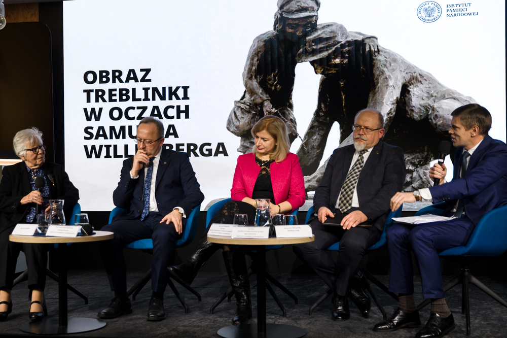 Uroczystość wręczenia Medalu Reipublicae Memoriae Meritum Adzie Krystynie Willenberg. Na zdj. od lewej: Ada Krystyna Willenberg, zastępca prezesa IPN dr hab. Karol Polejowski, dyrektor BWM Agnieszka Jędrzak, dyrektor BUWiM Adam Siwek – Warszawa, 23 stycznia 2025. Fot. Sławek Kasper (IPN)