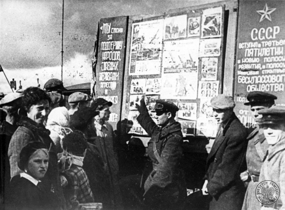 Wiec agitacyjny w czasie agresji ZSRS na Polskę we wrześniu 1939 r. (fot. z zasobu AIPN)