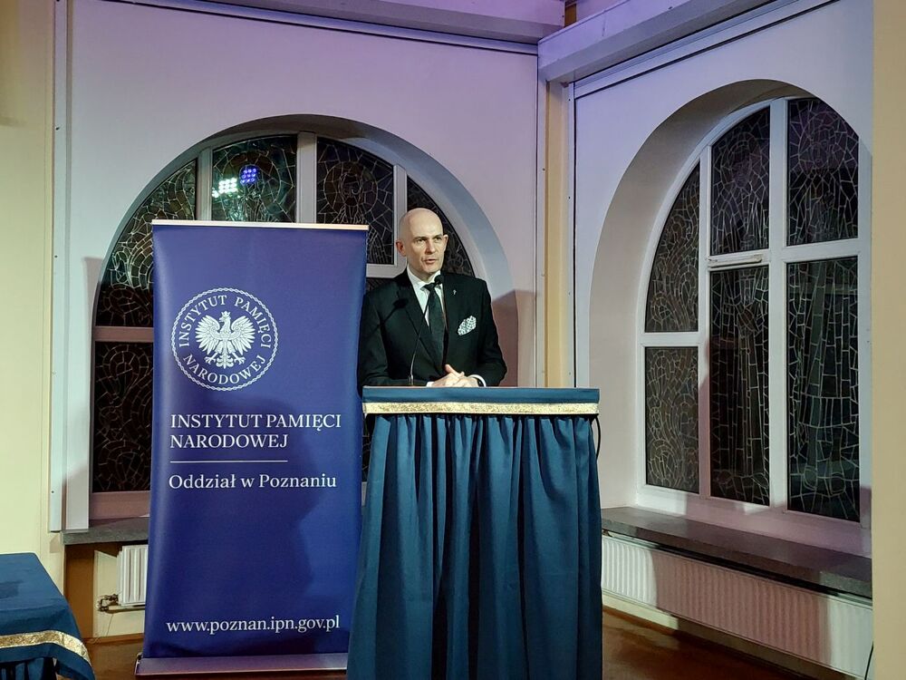 80. rocznica podpalenia archikatedry gnieźnieńskiej przez Armię Czerwoną. Na zdj. dr hab. Rafał Reczek, dyrektor IPN w Poznaniu – Gniezno, 23 stycznia 2025. Fot. Piotr Ryba-Filipowski (IPN)