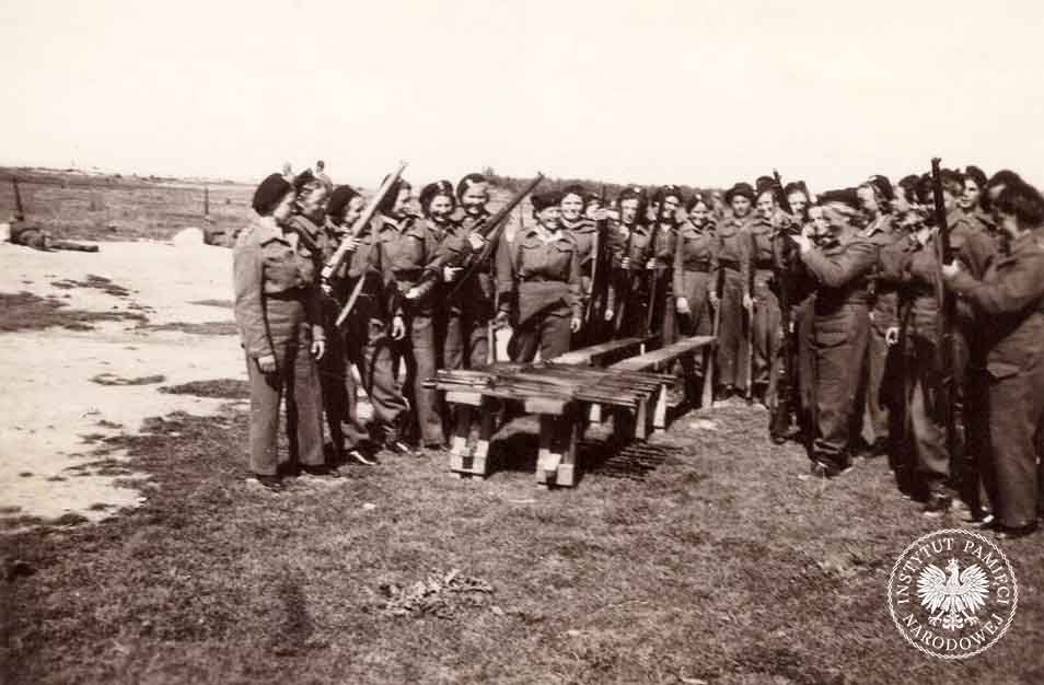 Ochotniczki z 317. kompanii transportowej Pomocniczej Służby Kobiet na Bliskim Wschodzie, 1942 lub 1943 r. Kopia cyfrowa fotografii pozyskana ze zbiorów Stowarzyszenia Weteranów Armii Polskiej w Ameryce (fot. z zasobu IPN)