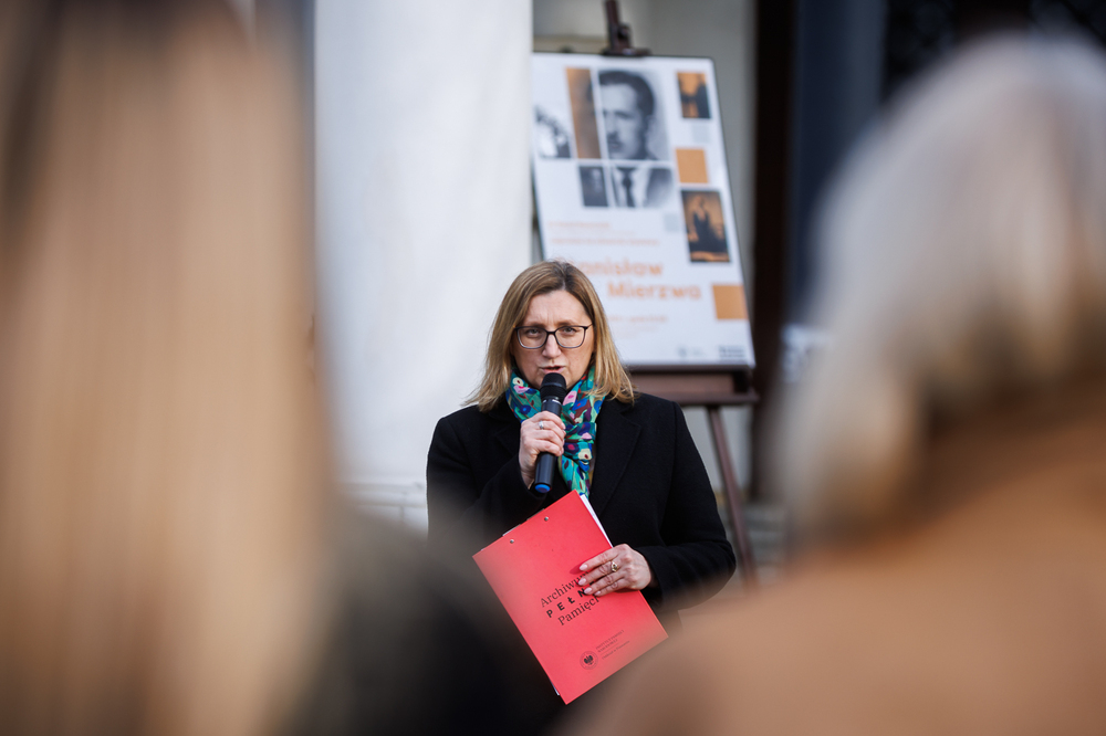 Otwarcie plenerowej wystawy elementarnej „Stanisław Mierzwa”. Na zdj. Marzena Kruk, dyrektor AIPN – Warszawa, 28 stycznia 2025. Fot. Sławek Kasper (IPN)