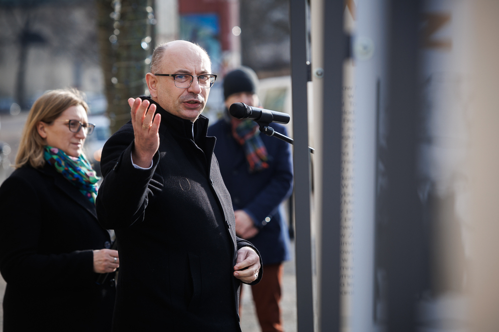 Otwarcie plenerowej wystawy elementarnej „Stanisław Mierzwa”. Na zdj. dr Mateusz Szpytma, zastępca prezesa IPN i Marzena Kruk, dyrektor AIPN – Warszawa, 28 stycznia 2025. Fot. Sławek Kasper (IPN)