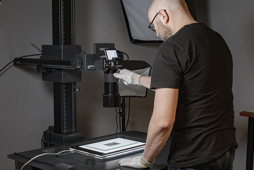 Digitalizacja materiałów archiwalnych _ aparat, foto AIPN
