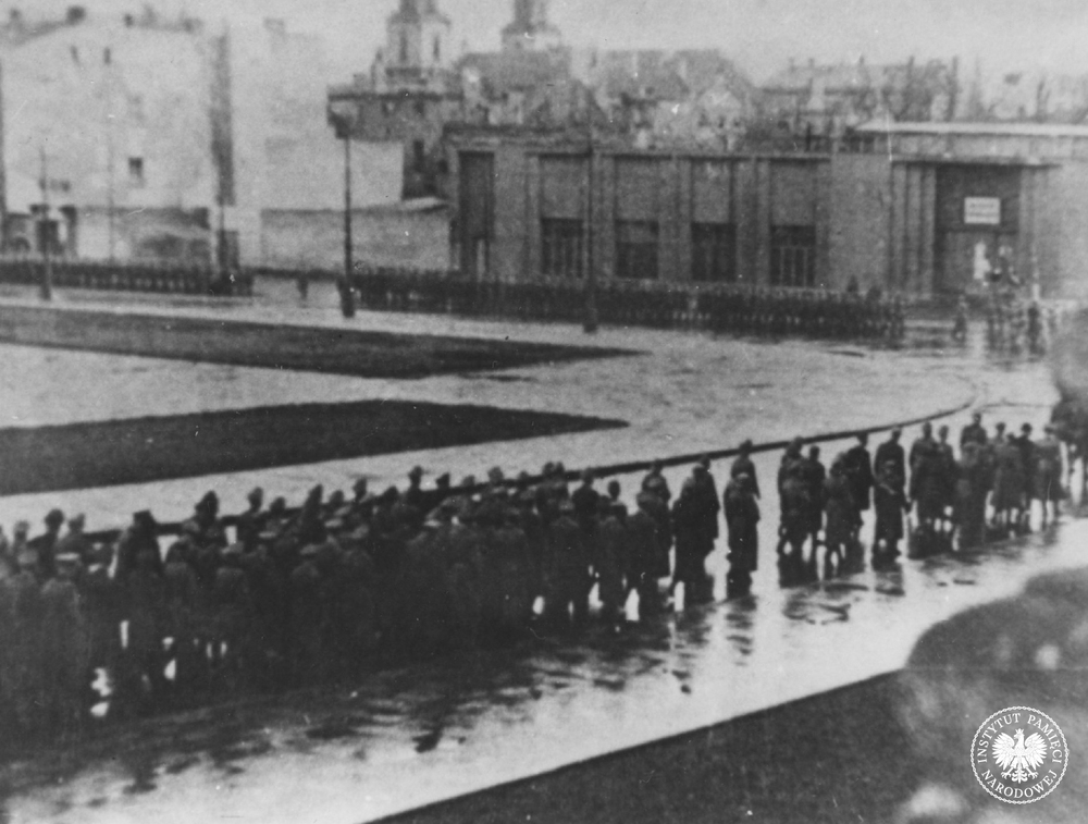 Koniec zbrodniarza: pogrzeb dowódcy SS i Policji na Dystrykt Warszawa SS-Brigadeführera Franza Kutschery na warszawskim pl. Saskim. Zdjęcie wykonane z ukrycia z gmachu przedwojennego GISZ. Fot. z zasobu IPN