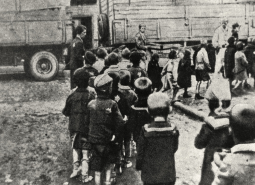 Grupa dzieci z getta łódzkiego podczas deportacji do obozu zagłady w Chełmnie nad Nerem (fot. z zasobu IPN)
