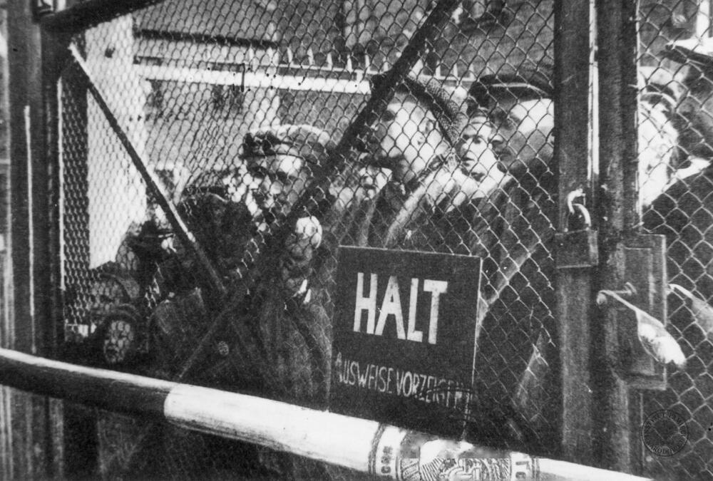 syg. GK-9-1-50-1, Prawdopodobnie scena z filmowej inscenizacji powitania wyzwalających obóz żołnierzy armii radzieckiej przez ocalałych więźniów. Autor nieznany. Domena publiczna. Źródło AIPN.