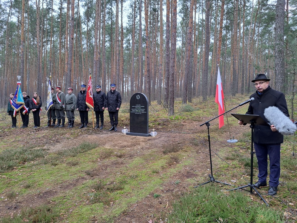 Upamiętniliśmy ofiary Marszu Śmierci z niemieckiego obozu pracy przymusowej dla Żydów. Na zdj. (P) zastępca prezesa IPN dr Mateusz Szpytma – Wielkopolska, 5 lutego 2025. Fot. Marta Sankiewicz (IPN)