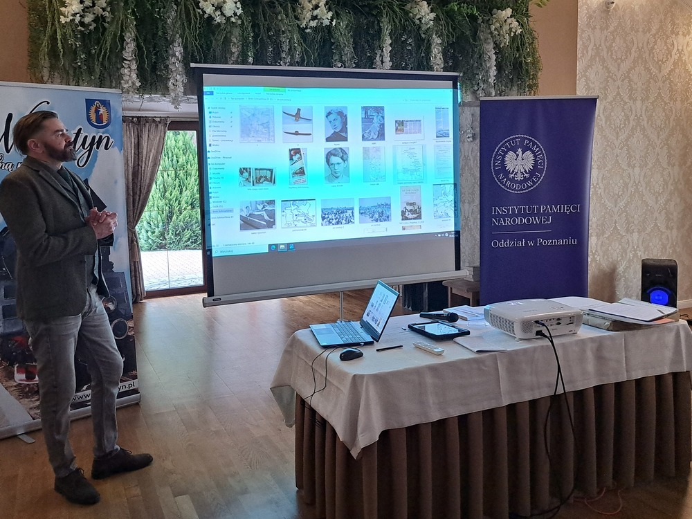 Upamiętniliśmy ofiary Marszu Śmierci z niemieckiego obozu pracy przymusowej dla Żydów. Na zdj. regionalista Marek Grzelka – Wolsztyn, 5 lutego 2025. Fot. Marta Sankiewicz (IPN)