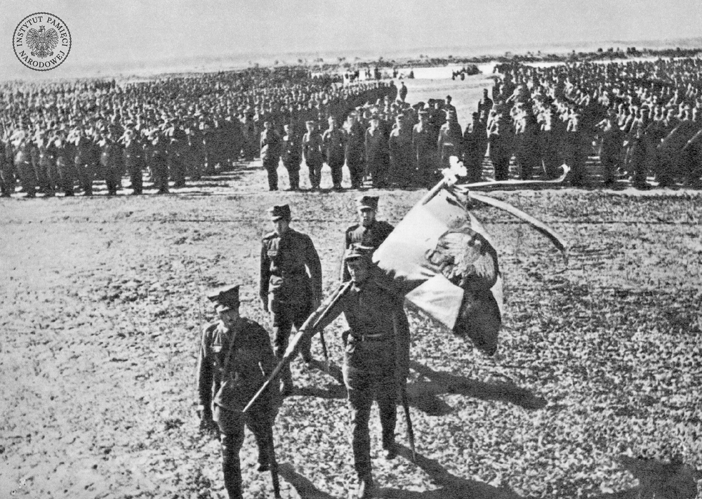 Wycinek prasowy zdjęcia z przysięgi żołnierzy 1. Dywizji Piechoty im. Tadeusza Kościuszki 15 lipca 1943 r.; przygotowany prawdopodobnie na wystawę resortową o historii ruchu socjalistycznego i komunizmu. Fot. z zasobu AIPN