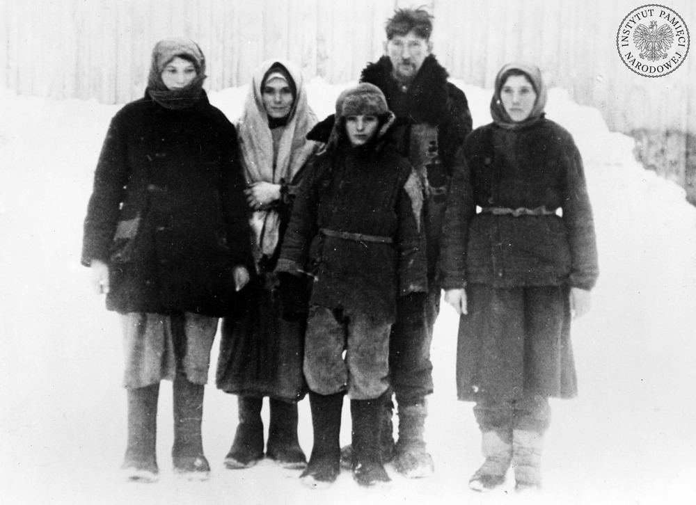 Pięcioosobowa rodzina polska, deportowana przez władze sowieckie, po przybyciu do miejsca formowania jednostek Armii Polskiej pod dowództwem gen. Władysława Andersa w 1941 lub 1942 r. Reprodukcja rozpowszechniana przez komórki propagandy rządu RP i Polskich Sił Zbrojnych w Wielkiej Brytanii (fot. z zasobu IPN)