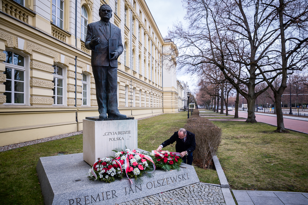 Szósta rocznica śmierci Jana Olszewskiego. Na zdj. zastępca prezesa IPN dr hab. Karol Polejowski składa kwiaty pod pomnikiem Jana Olszewskiego – Warszawa, 7 stycznia 2025. Fot. Sławek Kasper (IPN)