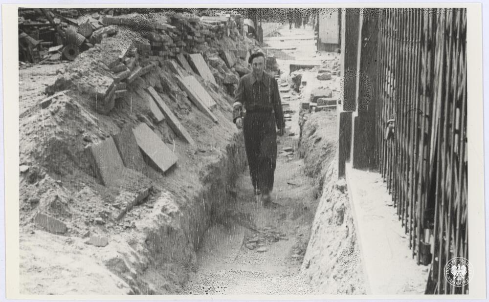 Niezidentyfikowany powstaniec idzie wykopanym przejściem na jednej z ulic w Śródmieściu Północnym, fot. Henryk Śmigacz, z zasobu Archiwum IPN, IPNBU-2-21-29-1-1