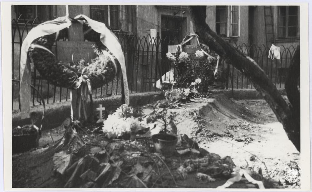 Dwie prowizoryczne mogiły ofiar na cmentarzu powstańczym na podwórzu jednej z posesji w Śródmieściu Północnym, fot. Henryk Śmigacz, z zasobu Archiwum IPN, sygn. IPNBU-2-21-33-2