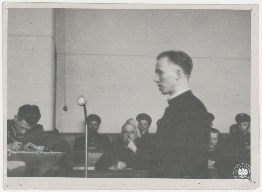 Ksiądz Michał Woś ps. Ursus zeznaje na sali sądowej Sądu Okręgowego w Przemyślu, NSZ AK, źródło AIPN, sygn. IPNBU-3-3-25-3-1