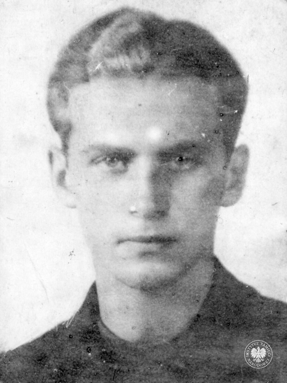 Fotokopia zdjęcia portretowego Krzysztofa Kamila Baczyńskiego ps. Krzyś - uczestnik powstania warszawskiego w szeregach batalionu Parasol, poległ 4 VIII 1944 r., fot. źródło AIPN, sygn. IPNBU-13-1-30-1