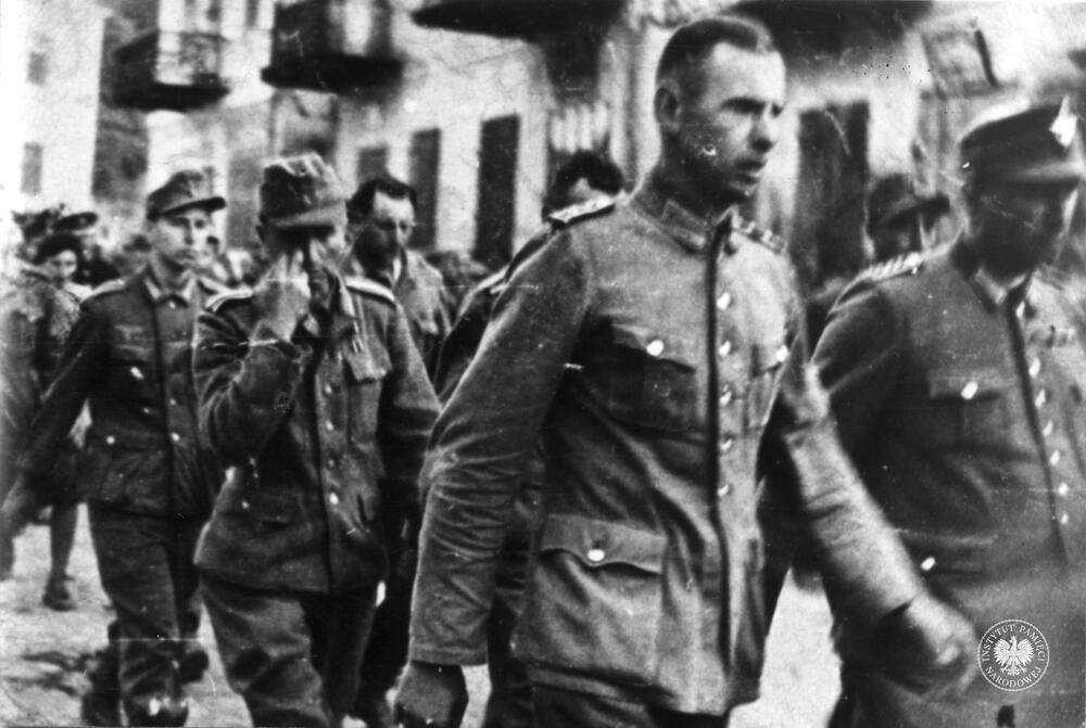 Grupa żandarmów niemieckich z posterunku w Działoszycach rozbrojona przez oddział Batalionów Chłopskich Pazura, wchodzący w skład batal. inform. 106 Dywizji Piechoty AK, fot. żródło AIPN, sygn. IPNKr-2-12-10-1-1