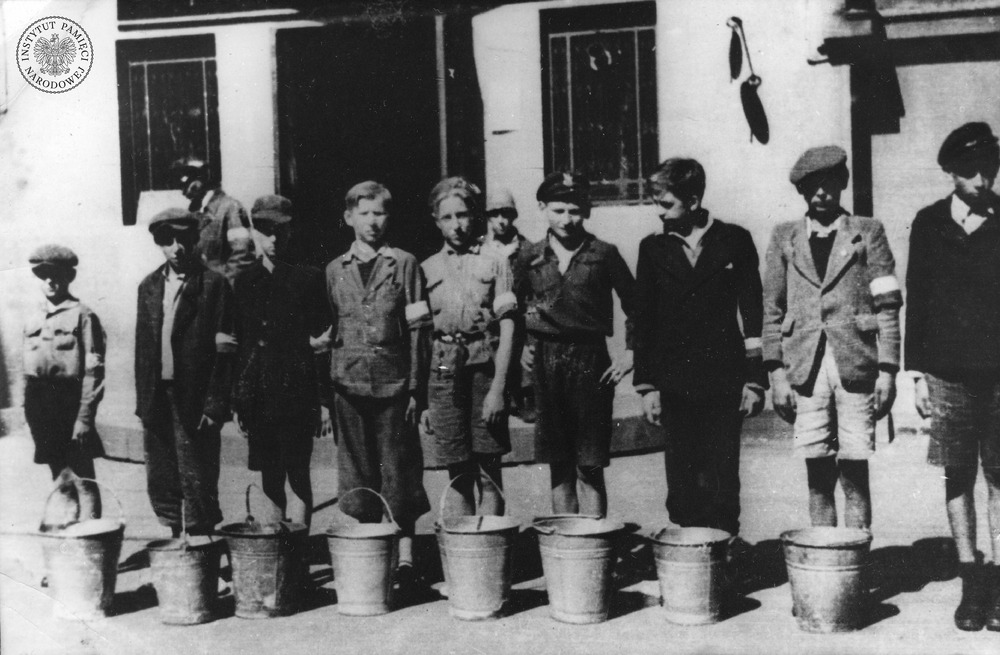 Chłopcy z kubłami wody na ul. Solec (fot. z zasobu AIPN)