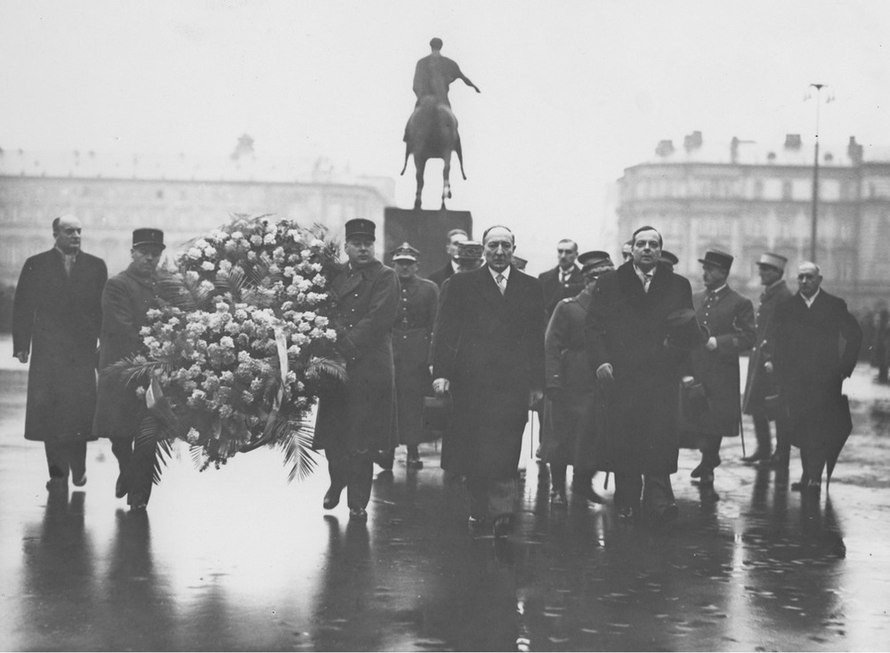 Minister spraw zagranicznych Francji Yvon Delbos (czwarty z lewej na pierwszym planie) podczas wizyty w Polsce, w towarzystwie ambasadora Francji w Polsce Leona Noela (piąty z lewej w pierwszym rzędzie) składa wieniec na Grobie Nieznanego Żołnierza, 4 grudnia 1937 r. Fot. Ze zbiorów NAC