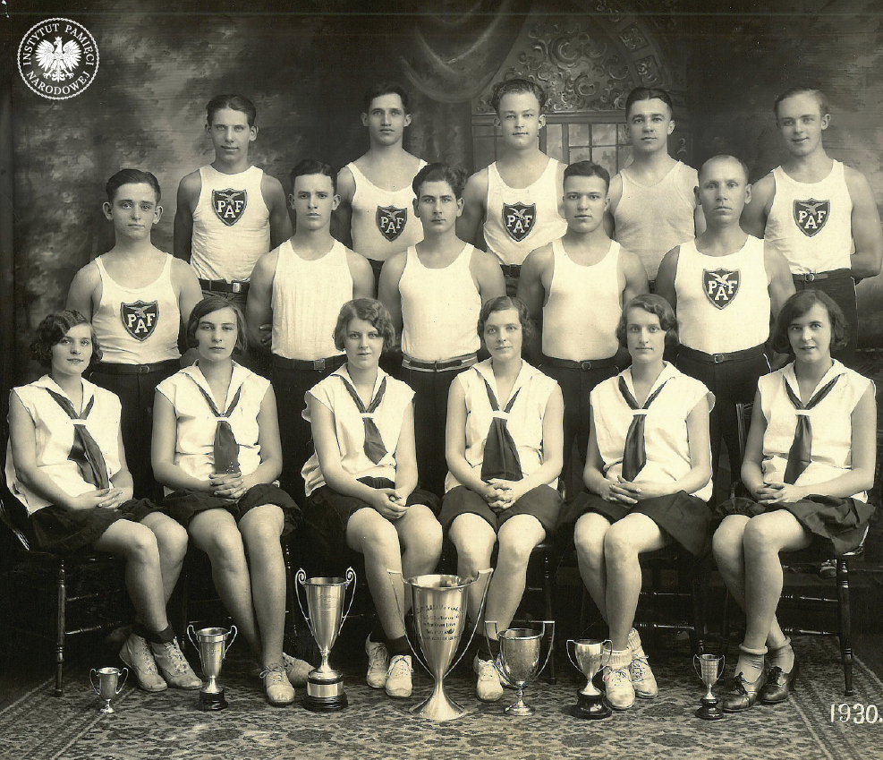 Młodzież sokola Okręgu 5 w New Heaven, Conn. ze zwycięskimi pucharami zdobytymi podczas zawodów lekkoatletycznych, 1930 r. Fot. AIPN