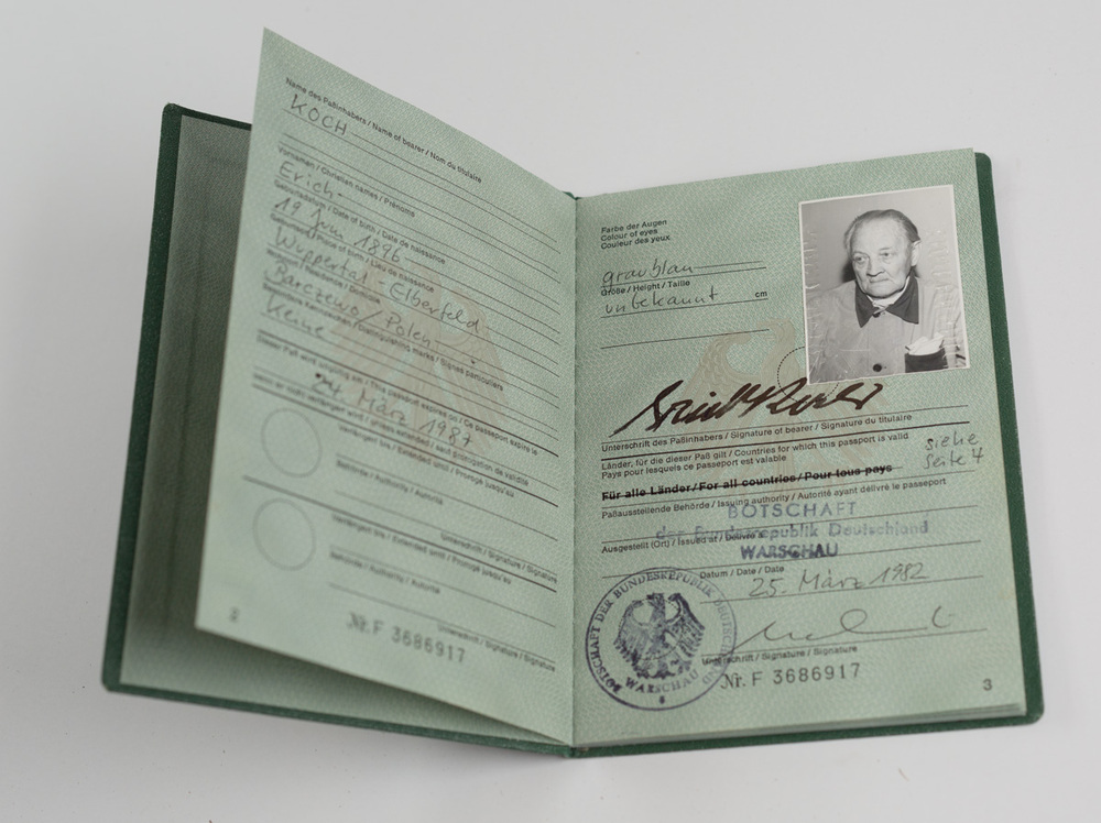 Paszport Ericha Kocha, wystawiony przez ambasadę RFN w 1982 r. (fot. AIPN)