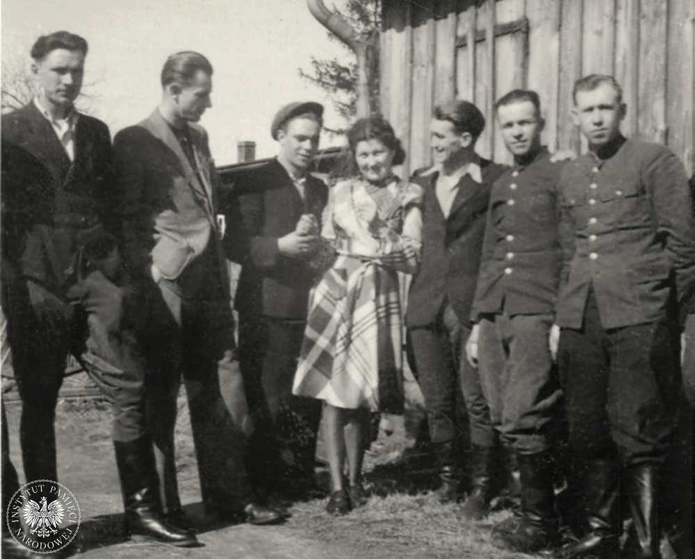 Żołnierze z oddziału BOA i 5 Brygady Wileńskiej AK przed wspólną akcją w Koszalinie; trzeci z prawej Zdzisław Badocha „Żelazny”, 1946 r. (fot. z zasobu IPN)