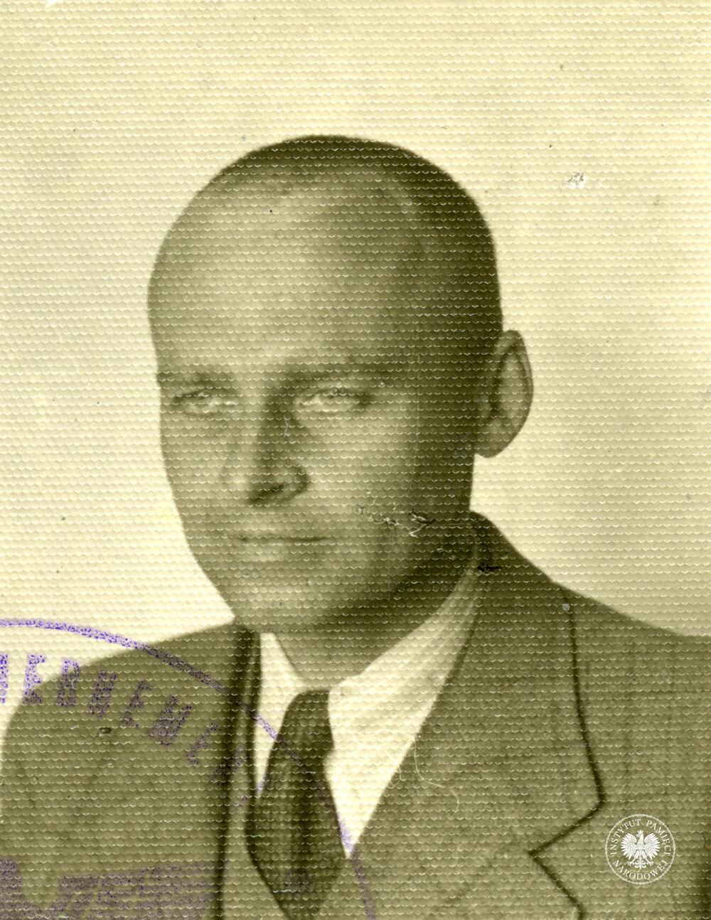 Fotografia portretowa Witolda Pileckiego z Karty Rozpoznawczej Kennkarte, wystawionej na nazwisko Leon Bryjak. Dokument pochodzi z akt procesowych rotmistrza, fot. AIPN, sygn. IPNBU-11-1-30-6-1