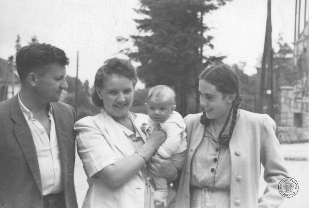 Łukasz Ciepliński, Jadwiga Sicińska Cieplińska, żona Ł.Cieplińskiego, Andrzej Ciepliński, syn Ł. Cieplińskiego, Anna Górska, córka chrzestna J. Cieplińskiej, fot. AIPN, sygn. IPNKr-3-3-24-1-1
