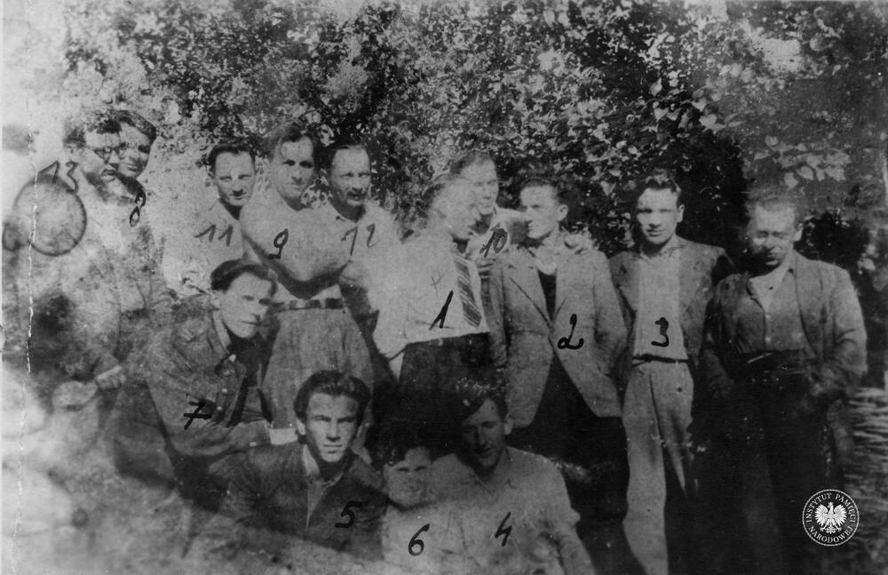 Grupa żołnierzy NOW od prawej stoją NN, dowódca oddziału Gustaw Rafalski ps. Pogrom -3, Franciszek  - 12, Węgrzyn ps. Poniatowski – 9, NN – 11, Mikołaj Mazur – 8, NN w okularach, NN – 13. Kucają od prawej NN ps. Tońka – 4, Jan Szymański – 6, Józef Walasek – 5, Jonak Stanisław – 7 , fot. AIPN, sygn. IPNKr-3-3-13-2-1