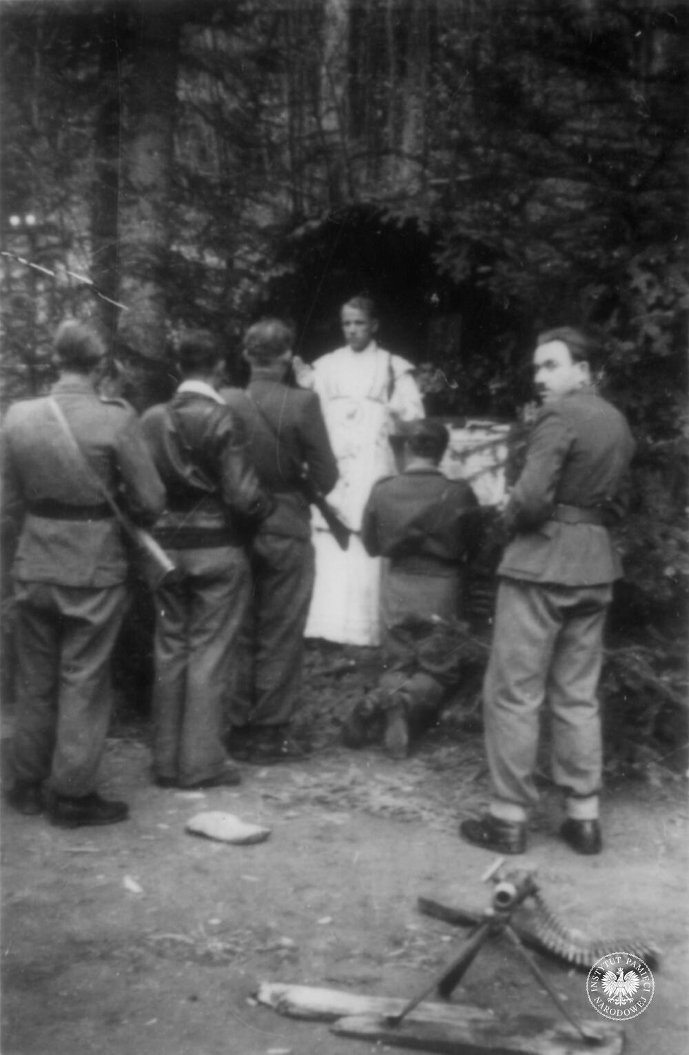 Msza święta polowa odprawiana przez ks. Władysława Gurgacza ps. Sem w zaimprowizowanej kaplicy w obozie Żandarmerii Polskiej Podziemnej Armii Niepodległościowej, fot. AIPN, sygn. IPNKr-3-3-6-3-1