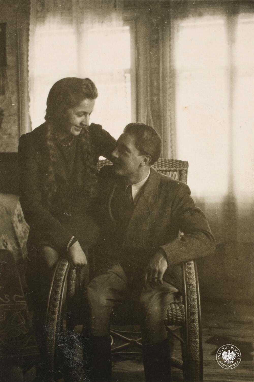 Tadeusza Gajda ps. Tarzan z żoną Jadwigą. Od marca 1944 w oddziale leśnym NOW-AK Franciszka Przysiężniaka ps. Ojciec Jan, komendant Obwodu Tarnobrzeg NOW-NZW, 7 sierpnia 1946 r. Gajda aresztowany przez UB, wyrokiem WSR w Krakowie z 27.09.1946 r. został skazany na karę śmierci, która została wykonana 14.10.1946 r. w więzieniu przy ul. Montelupich w Krakowie, fot. AIPN, sygn. IPNRz-13-1-400-2