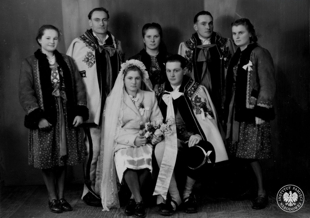 Fotografia ślubna Jana Matei ps. Jawor, siedzi pośrodku wraz z żoną Heleną, fot. AIPN, sygn. IPNKr-3-3-23-10-131