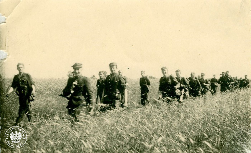 Grupa żołnierzy 1. szwadronu V Wileńskiej Brygady AK podczas marszu, fot. AIPN, sygn. IPNBU-3-3-6-18