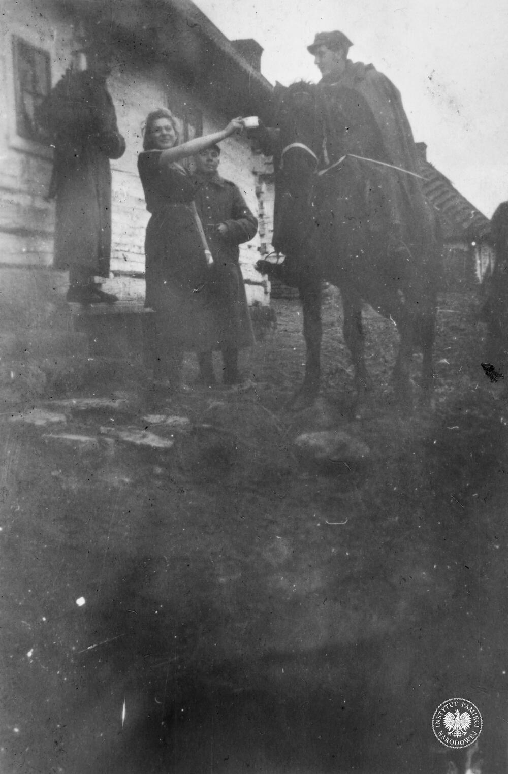 Tadeusz Gajda z kolegami z Pogotowia Akcji Specjalnej NZW w nieznanej wsi, fot. AIPN, dygn. IPNRz-13-1-397-23-1