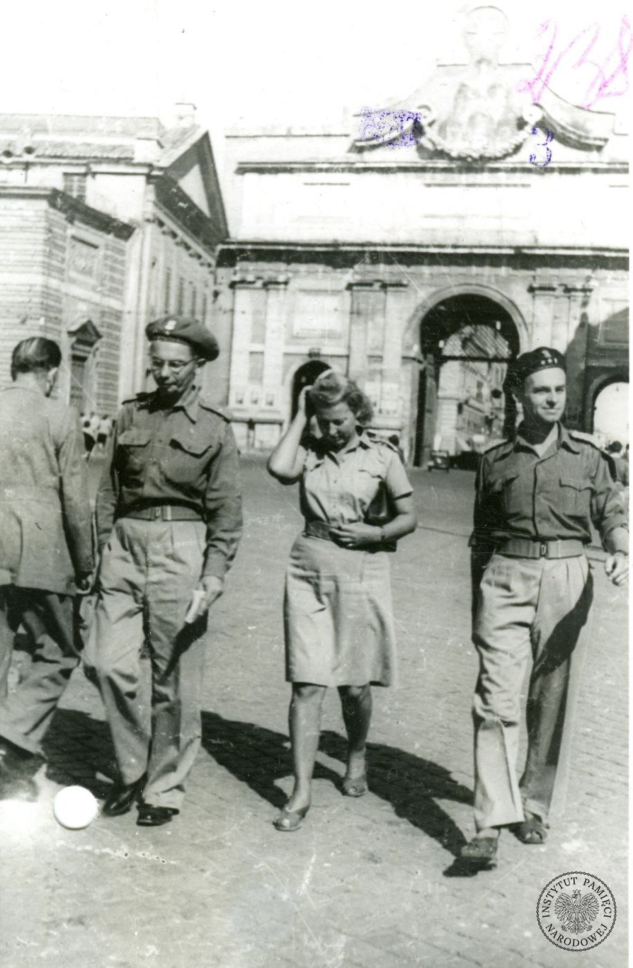 Witold Pilecki - pierwszy z prawej - w Rzymie, fot. AIPN, sygn. IPNBU-13-1-178