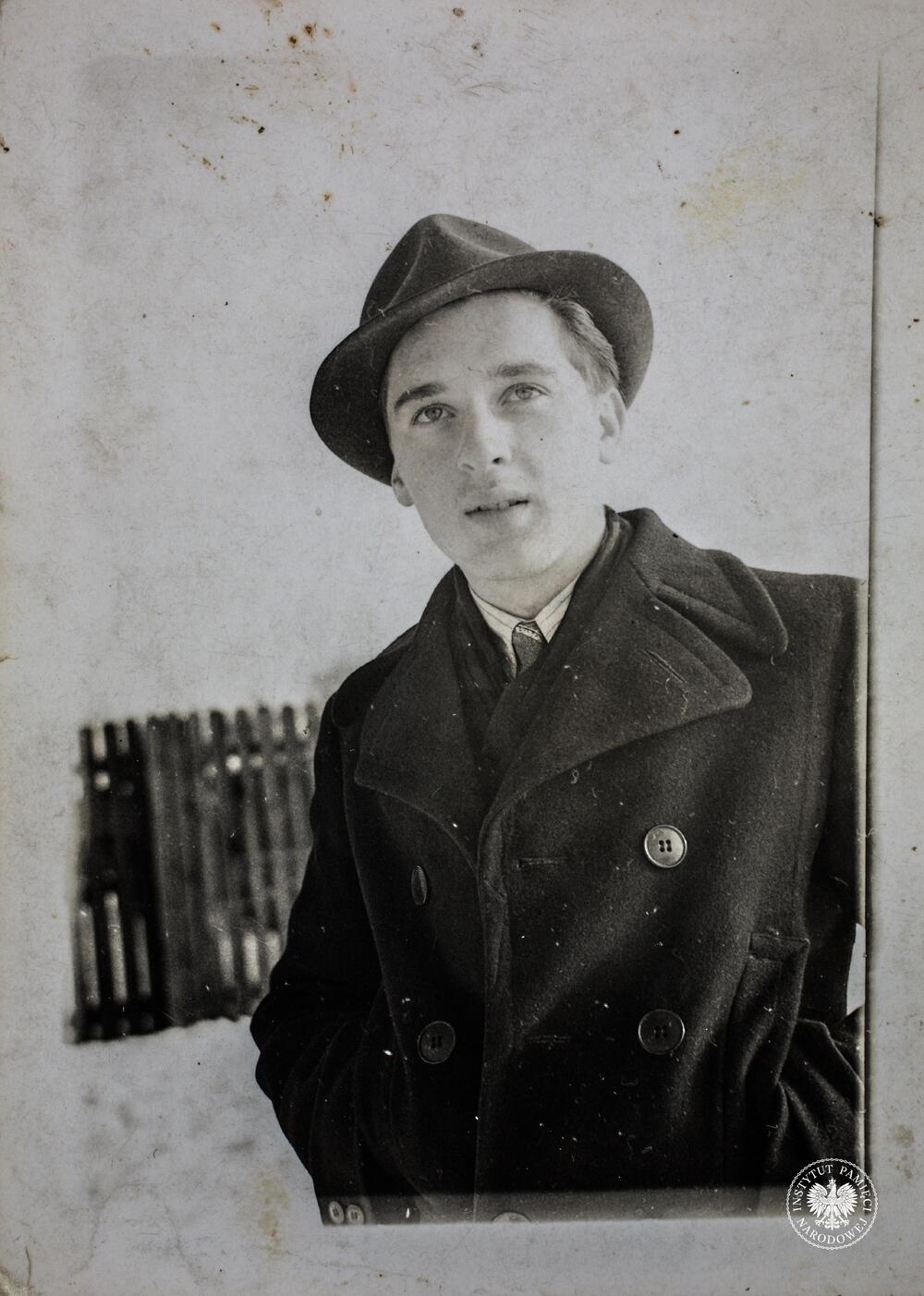 Tadeusz Gajda – zdjęcie portretowe wykonane w plenerze, fot. AIPN, sygn. IPNRz-13-1-397-11-1