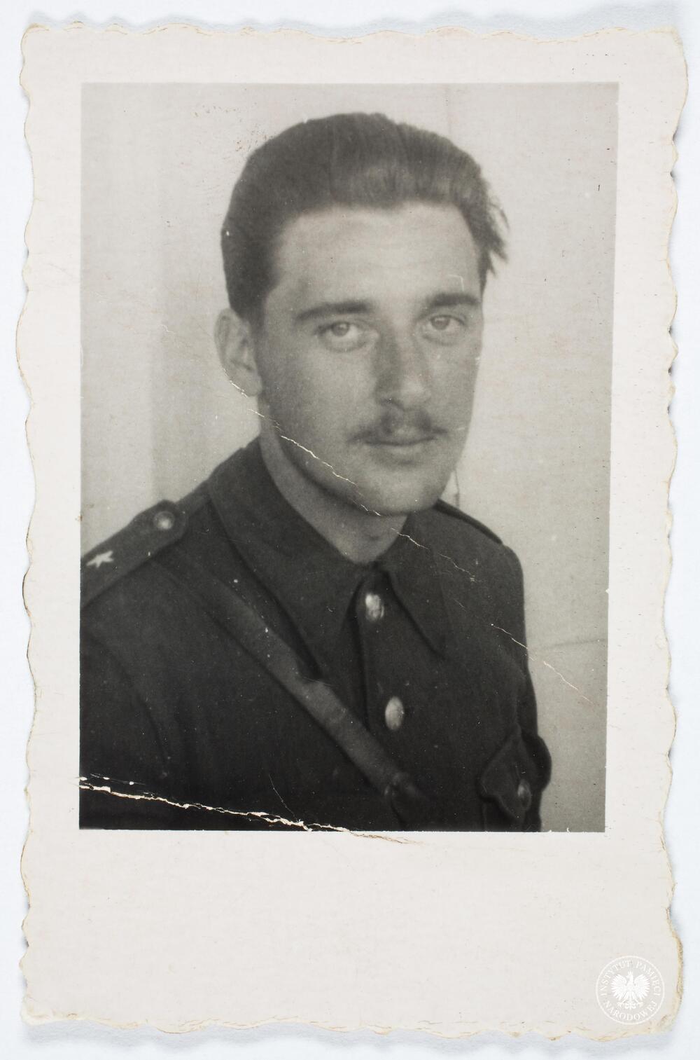 Tadeusz Gajda – zdjęcie portretowe w mundurze podporucznika WP, fot. AIPN, sygn. IPNRz-13-1-397-13-1