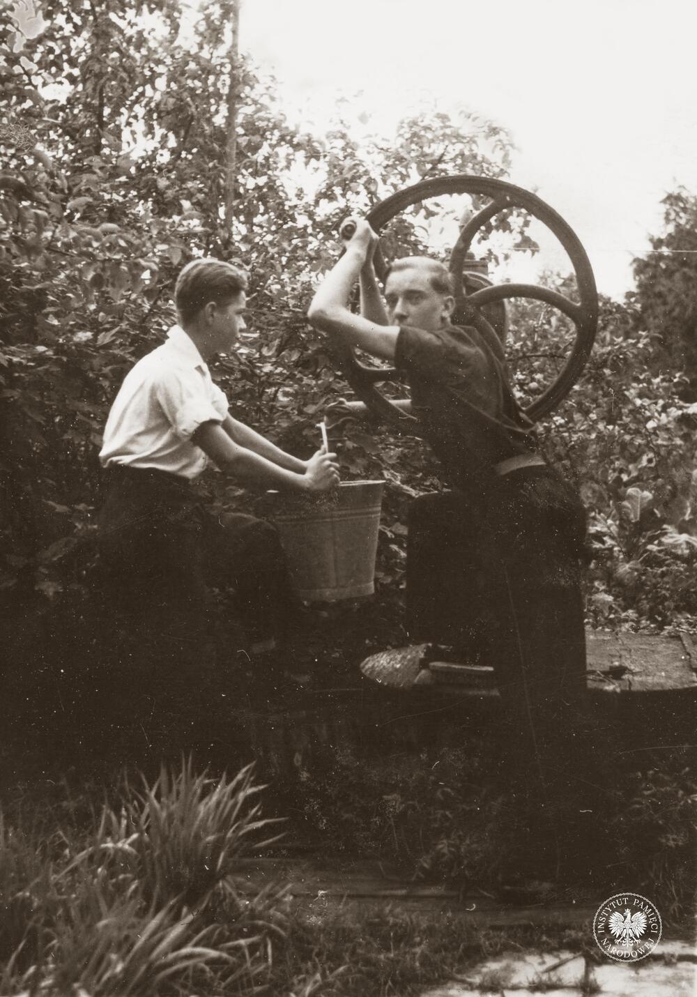 Tadeusz Gajda – z prawej z NN kolegą przy studni, fot. AIPN, sygn. IPNRz-13-1-397-17-1
