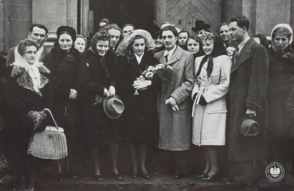 Tadeusz Gajda i Jadwiga Gajda z domu Naja przed kościołem parafialnym pw. św. Józefa w Nisku w chwilę po ślubie kościelnym,  fot. AIPN, sygn.  IPNRz-13-1-400-51-1