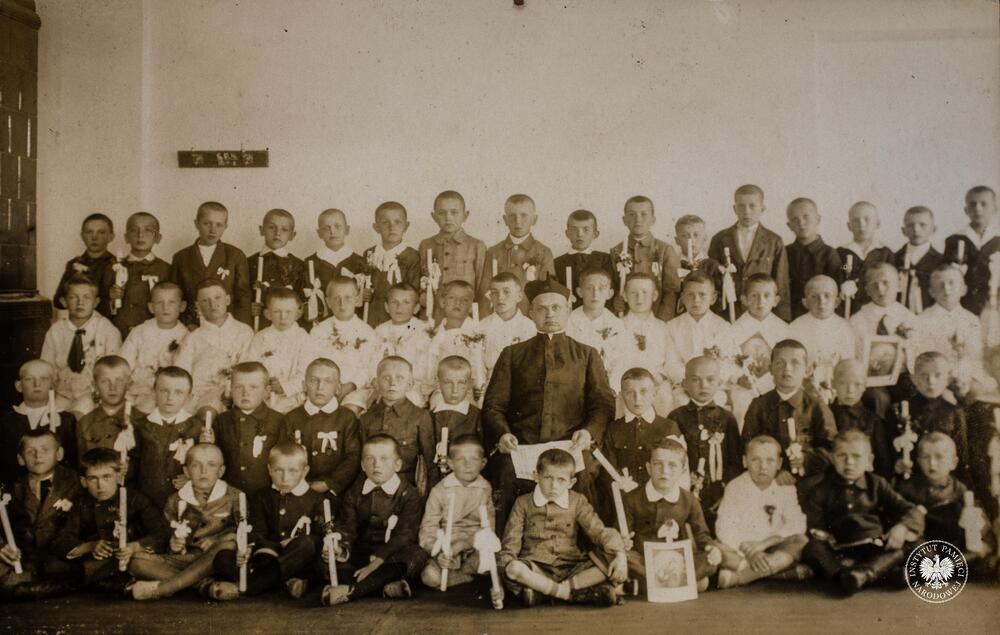 I Komunia Święta w parafii w Nisku. Na prawo od księdza NN – Tadeusz Gajda, fot. AIPN, sygn.  IPNRz-13-1-397-8-1