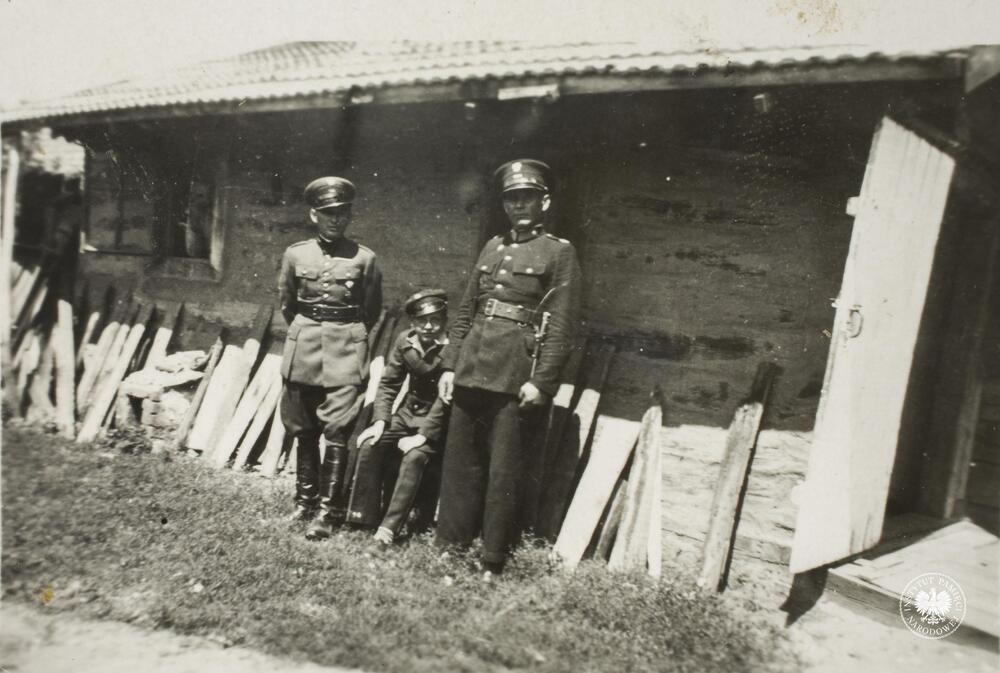 Józef Gajda – pierwszy z lewej z synem Tadeuszem – w środku i nieznanym pracownikiem Poczty Polskiej. fot. AIPN, sygn.  IPNRz-13-1-398-4-1