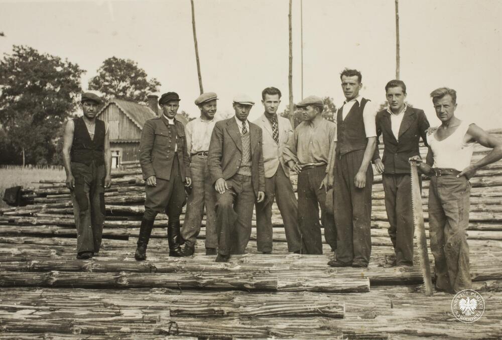 Józef Gajda – drugi od lewej i Tadeusz Gajda – drugi od prawej podczas pracy w tartaku w Rudniku nad Sanem, fot. AIPN, sygn.IPNRz-13-1-399-32-1