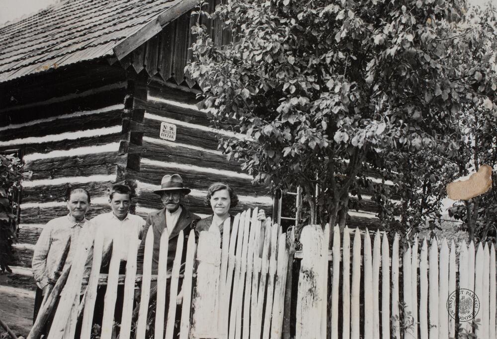 Tadeusz Gajda z rodziną przed domem Łuczaków. Drugi od prawej - dziadek Tadeusza, Michał Łuczak, fot. IPN, sygn. IPNRz-13-1-399-39-1