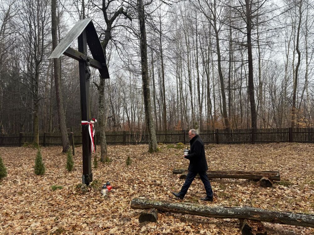 Przedstawiciele IPN oddali hołd ofiarom zbrodni w Hucie Pieniackiej (Ukraina) na miejscowym cmentarzu. Na zdj. dr hab. Karol Polejowski, zast. prezesa IPN – 28 lutego 2025. Fot. Rafał Leśkiewicz (IPN)