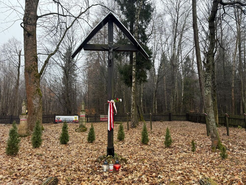 Przedstawiciele IPN oddali hołd ofiarom zbrodni w Hucie Pieniackiej (Ukraina) na miejscowym cmentarzu – 28 lutego 2025. Fot. Rafał Leśkiewicz (IPN)