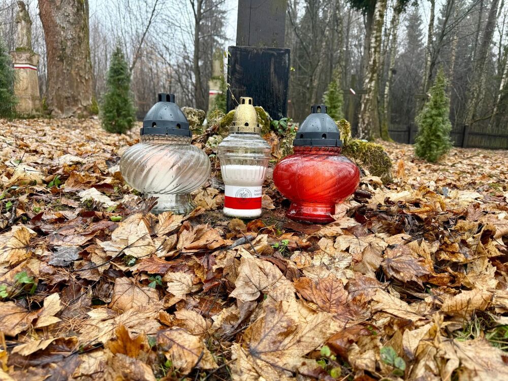 Przedstawiciele IPN oddali hołd ofiarom zbrodni w Hucie Pieniackiej (Ukraina) na miejscowym cmentarzu – 28 lutego 2025. Fot. Rafał Leśkiewicz (IPN)