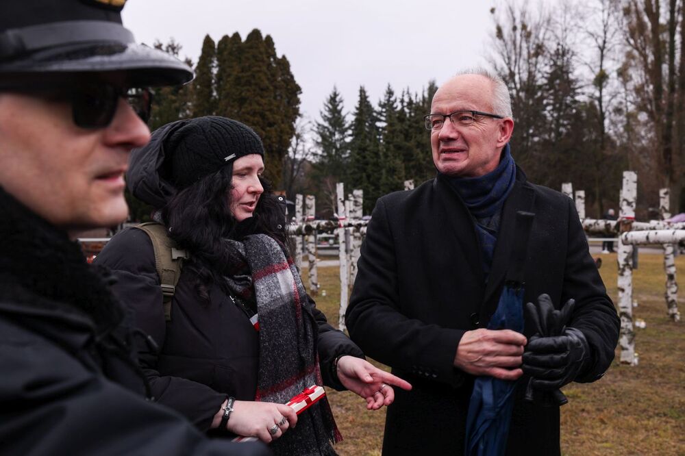 Obchody Narodowego Dnia Pamięci Żołnierzy Wyklętych na powązkowskiej „Łączce”. Na zdj. (P) dr hab. Krzysztof Szwagrzyk, zastępca prezesa IPN – Warszawa, 1 marca 2025. Fot. Mikołaj Bujak (IPN)