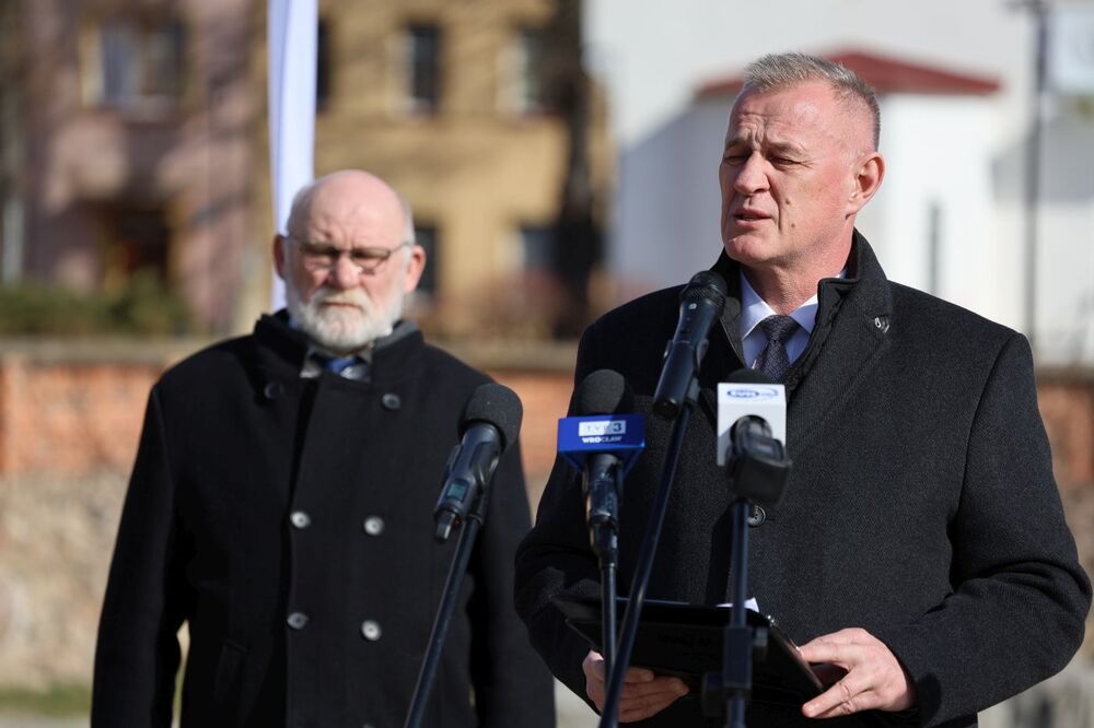 Konferencja prasowa w sprawie śledztwa dotyczącego zbrodni lubińskiej, Na zdj. Andrzej Pozorski, szef pionu śledczego IPN (P) i Mirosław Młodecki, wiceprezes zarządu Stowarzyszenia Opozycji Antykomunistycznej Zagłębia Miedziowego w Lubinie (L) – Lubin, 4 marca 2025. Fot. Maciej Parysek (IPN)